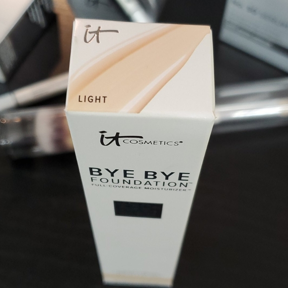 💄HP💄it Cosmetics Light Bye Bye Foundation - Picture 6 of 7